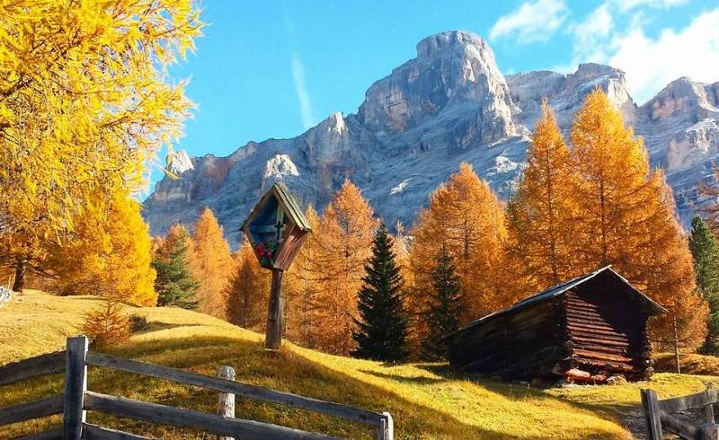 Autumn in the Dolomites- scenic nature walking trails in North of Italy